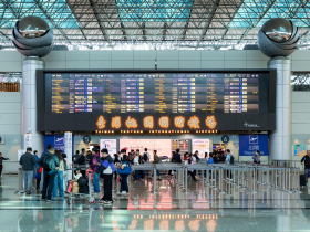 入境台灣一落地就被詐騙？外媒爆日遊客桃機掃碼填資料「遭騙50美元」…為何有廣告旗幟？移民署回應了